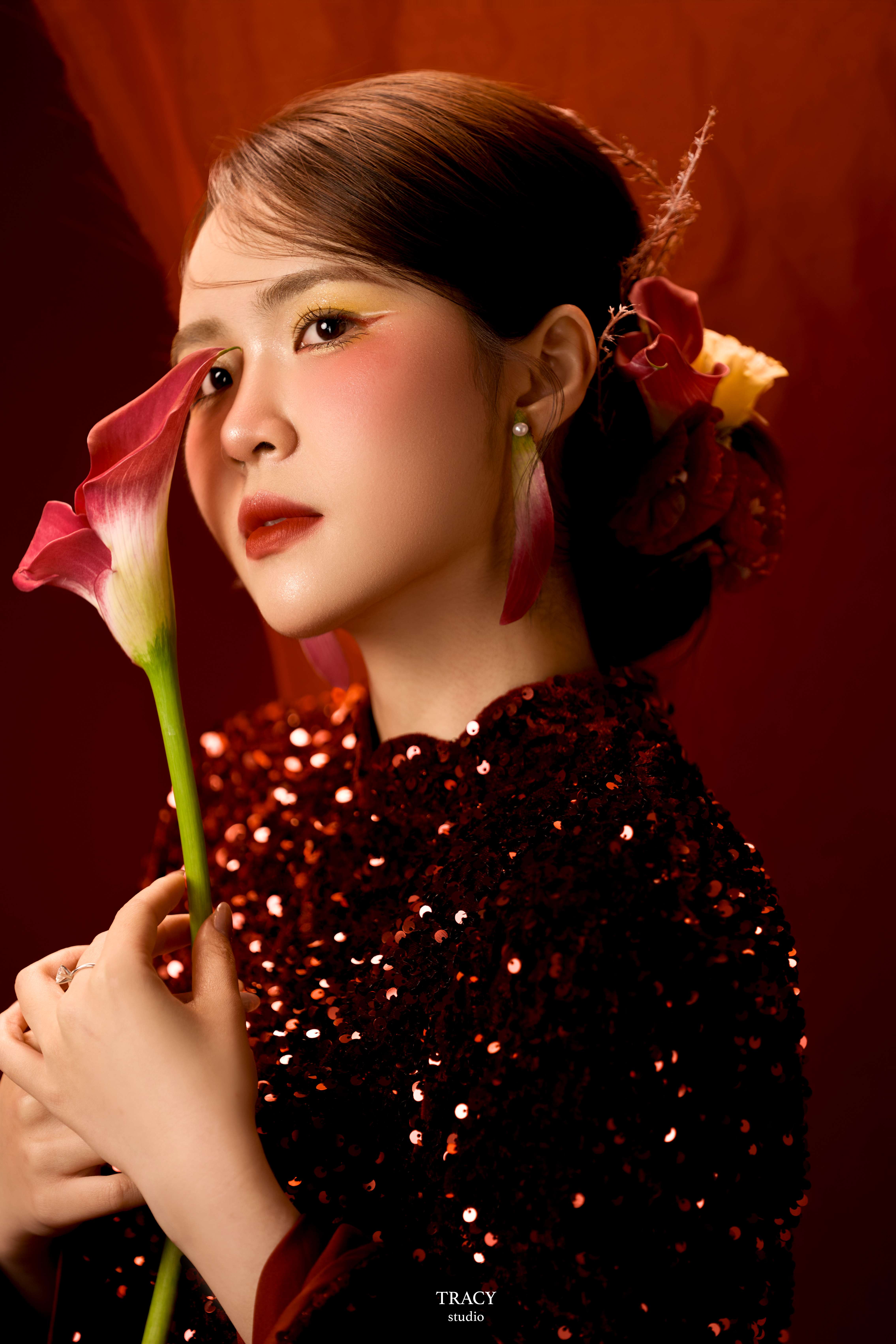 frontend/img/gallery/anh-tet-yem-ao-dai/tracy-studio-chup-concept-ao-dai-lap-lanh (6).jpg